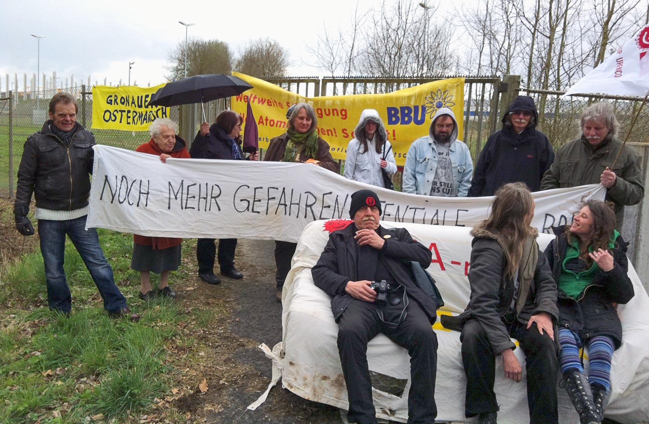 Das Foto zeigt die UAA-Feuerwehrzufahrt - links erkennbar die senkrechten Baustreben für das Uranoxid-Zwischenlager