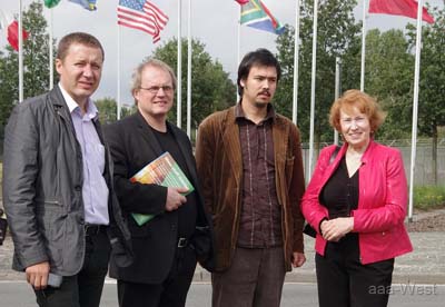 Andrej Talavlin, Bernhard Clasen (Dolmetscher), Rashid Alimov und Natalja Mironowa (v.l.) Andrej Talavlin, Bernhard Clasen (Dolmetscher), Rashid Alimov und Natalja Mironowa (v.l.)