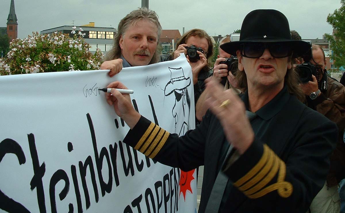 Foto: Udo Lindenberg signiert ein Anti-Atomkraft-Transparent